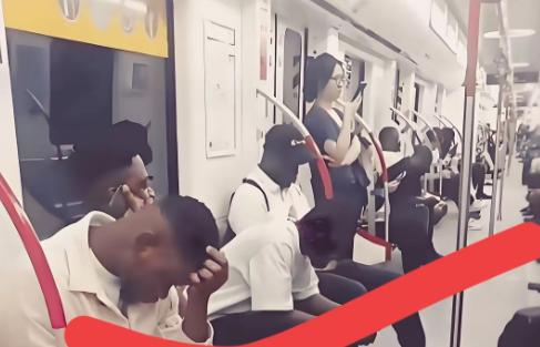 有网友喊：看着黑压压的外来人，瘆得慌！这次不能沉默，必须发声，求国家重视！高端人