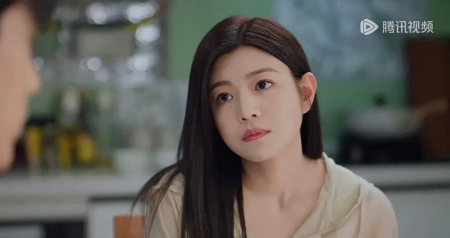 陈妍希演戏怎么老是歪？是不是这样下颌线更明显，发现她都是往镜头另一边歪的。