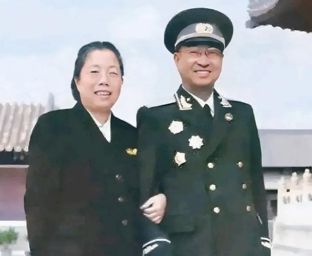 1955年，陈赓被授予大将军衔！授衔仪式结束后，陈赓穿着自己的大将军服开始逛了起