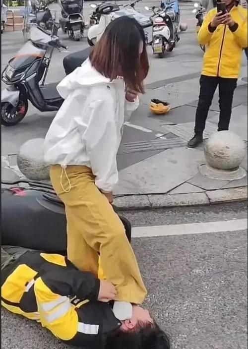 惊魂瞬间：货车夹缝中的生死劫街头，一女子骑车违规带人，在车流中穿梭。突然，一