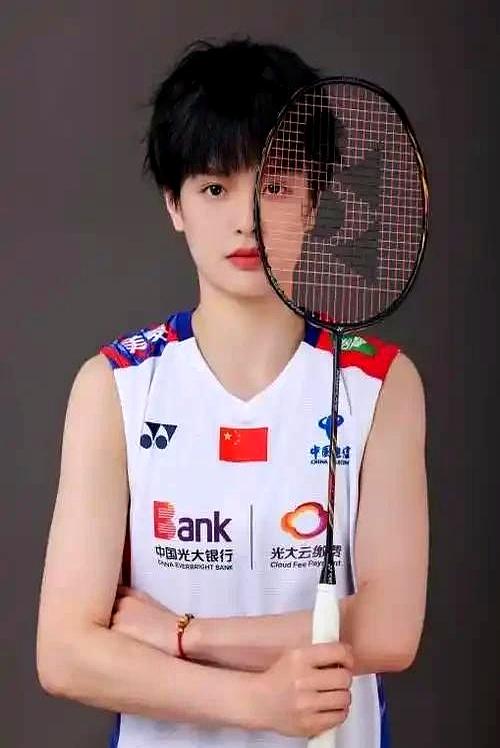 50岁以上的人打羽毛球要注意了，把握这三点就基本无忧了。旁边球场的大哥以