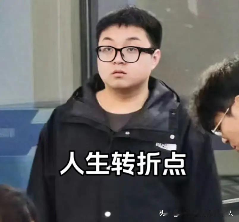 在小米交付中心驾车撞死销售的那个年轻人，看模样根本不像张狂的人。事发之后，他眼神