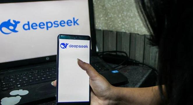 梁文锋疯了！国产大模型DeepSeek拿到500多亿融资后，梁文锋竟打算不在外面
