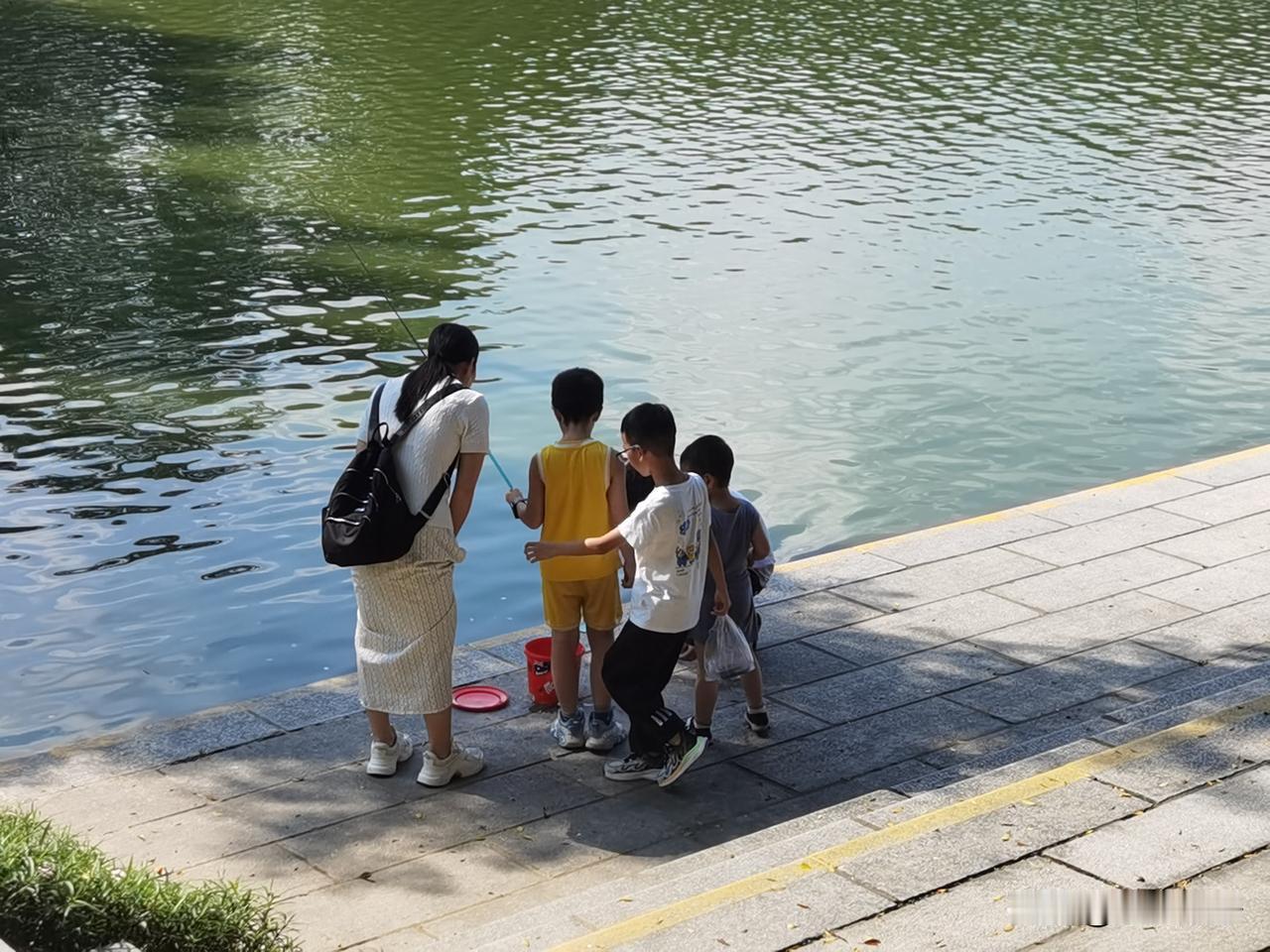 网友良言苦口劝郭威妻子知恩图报，田静说母慈子孝膈应亲婆婆！田静在社交平台晒