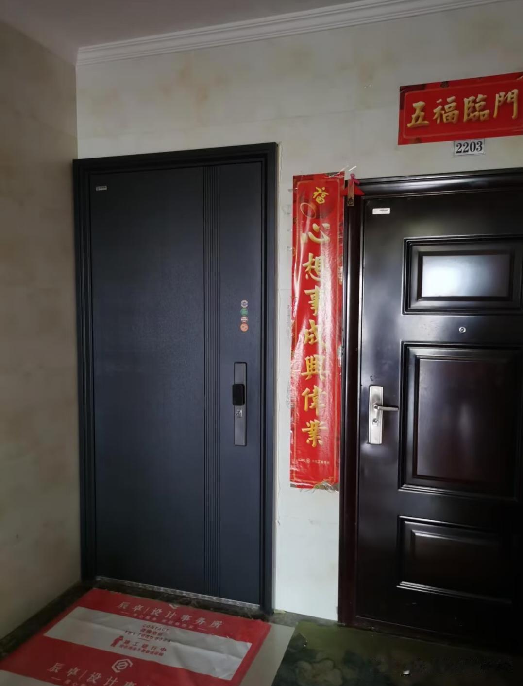 国庆节前换了一个门，结果还被邻居投诉到物管那去了。物管说:邻居嫌