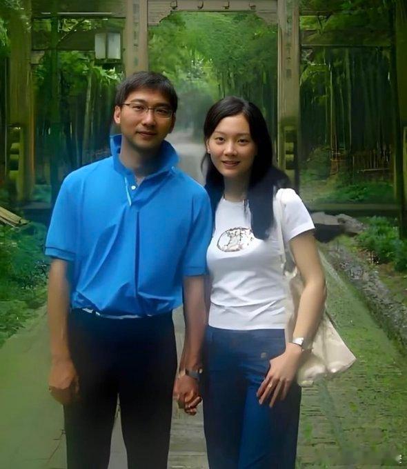 这是2008年陈数与男友赵胤胤游杭州时在云栖竹径小路上的一张珍贵合影！那时陈数3