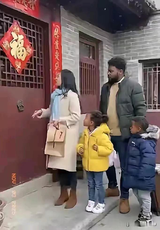 女儿不远万里带女婿和两个外孙回娘家，没想到敲了好几次门，外公外婆都不开门，不让进