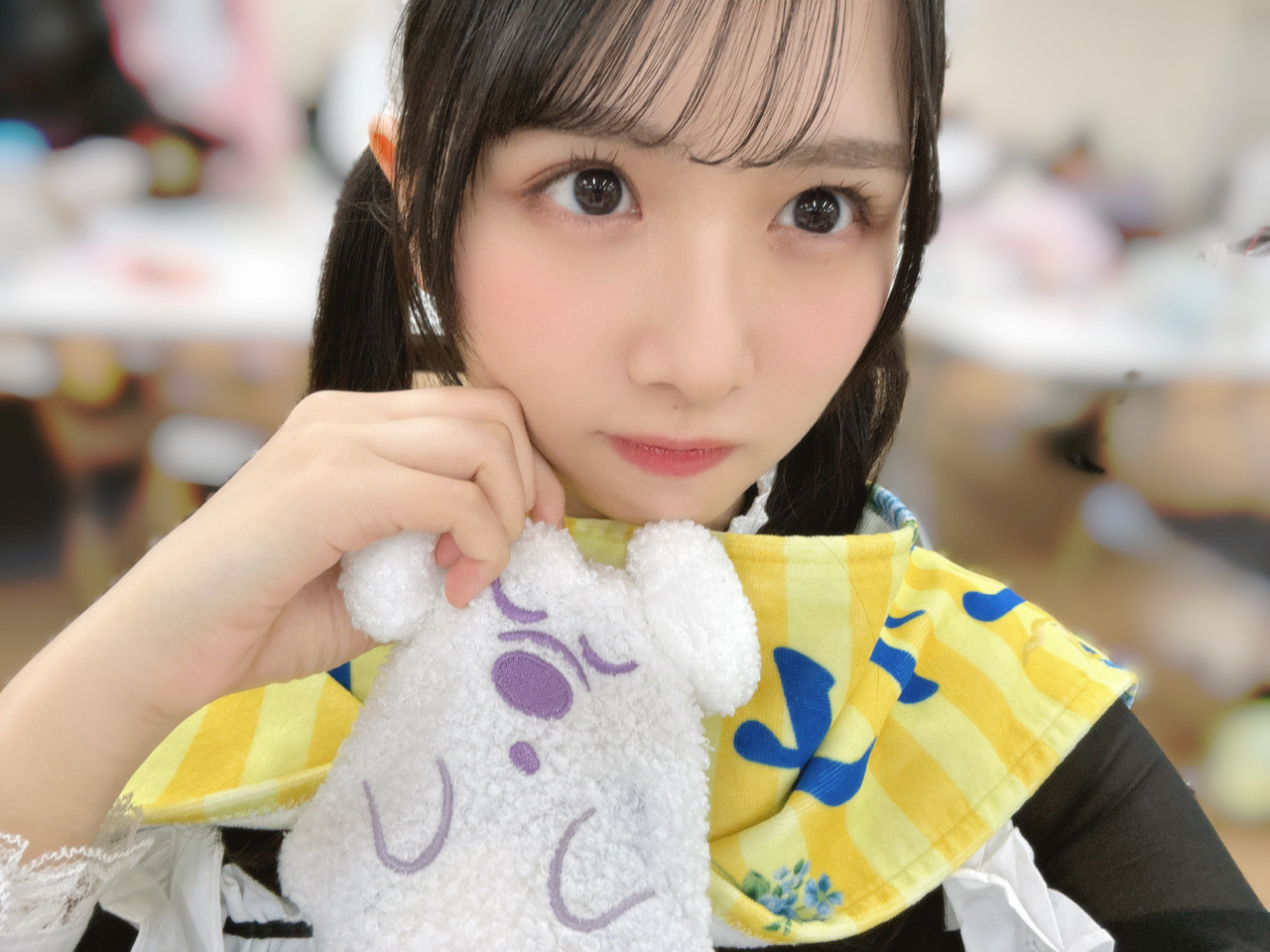 ひなの「10月なので、ハロウィンっぽくメイドさんの服を着たよ~！🦇🤍どうして