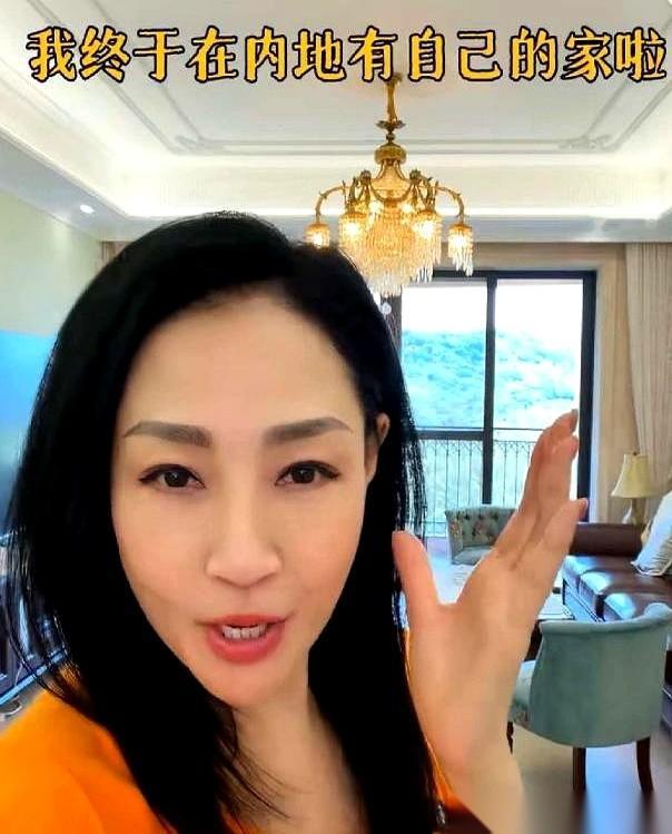 六十一岁的香港女星杨玉梅，终于在内地买了套房。280平，四室一厅，全款200万