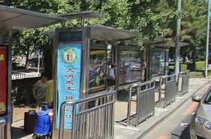 今天早上去上班坐公交车的时候碰到一件事。才刚六点，公交车站就有一堆等着上学和上班