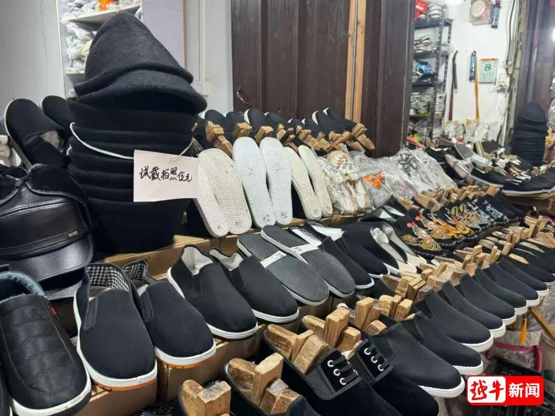 演员洪剑涛致歉！此前在安昌古镇试戴帽子被要价5元，当事店主：如果人人都试戴一两次