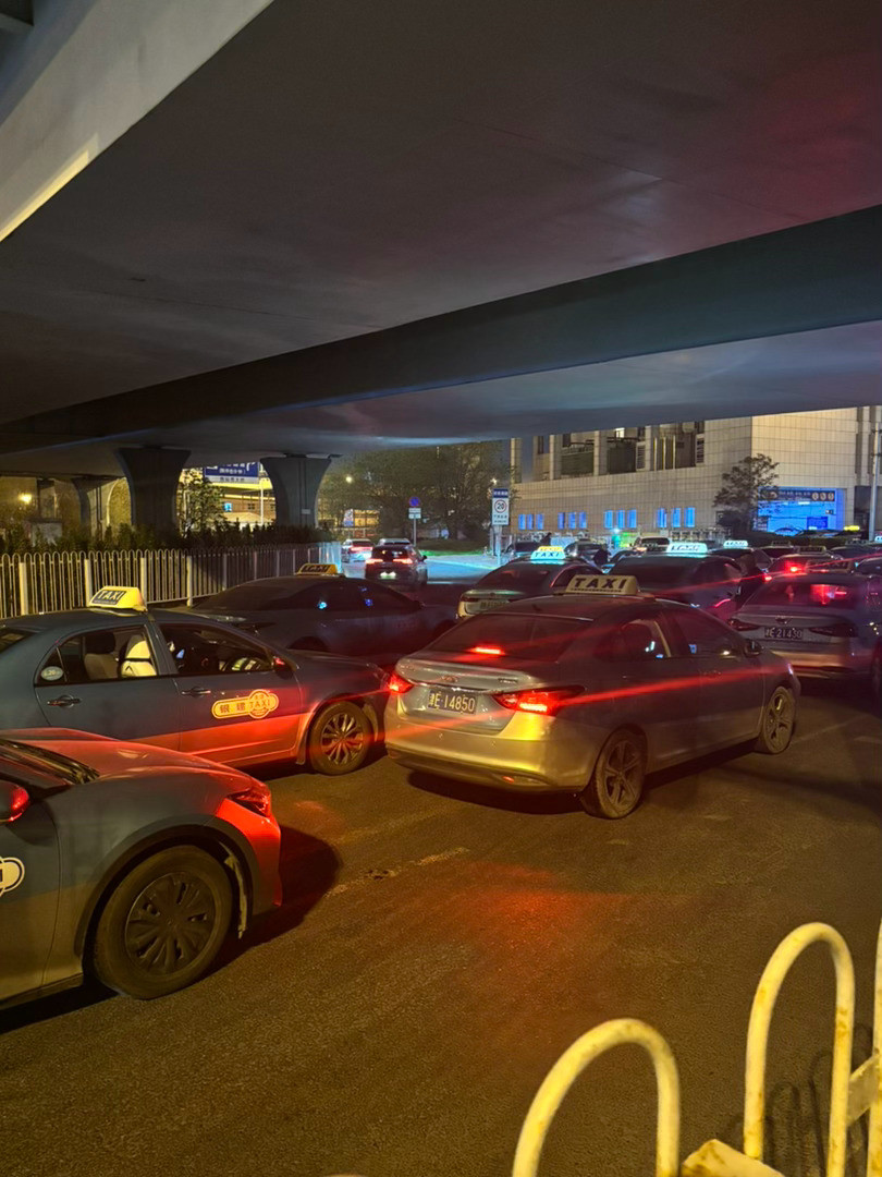 周二的晚上，天津西站接客的出租车当我们都在谈论AI新经济的时候很多天津出租车司机