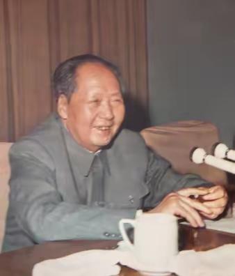 隔代开花！毛主席晚年撒下的种子，今天在年轻人心里发芽了你敢信吗？那位改变中