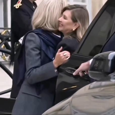 乌克兰第一夫人抵达巴黎，法国第一夫人迎接！12月1日，除了泽连斯基抵达法国巴黎