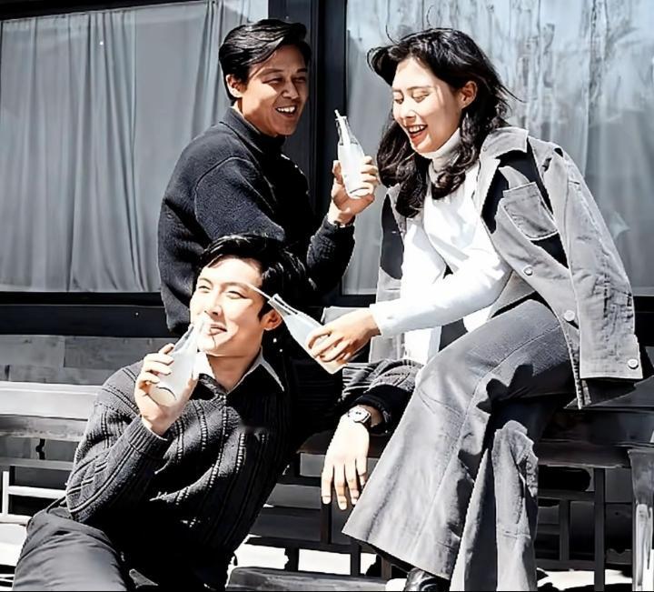 1981年，唐国强、斯琴高娃、达式常和张瑜四位当红影星在西安拍摄期间的同框瞬间。