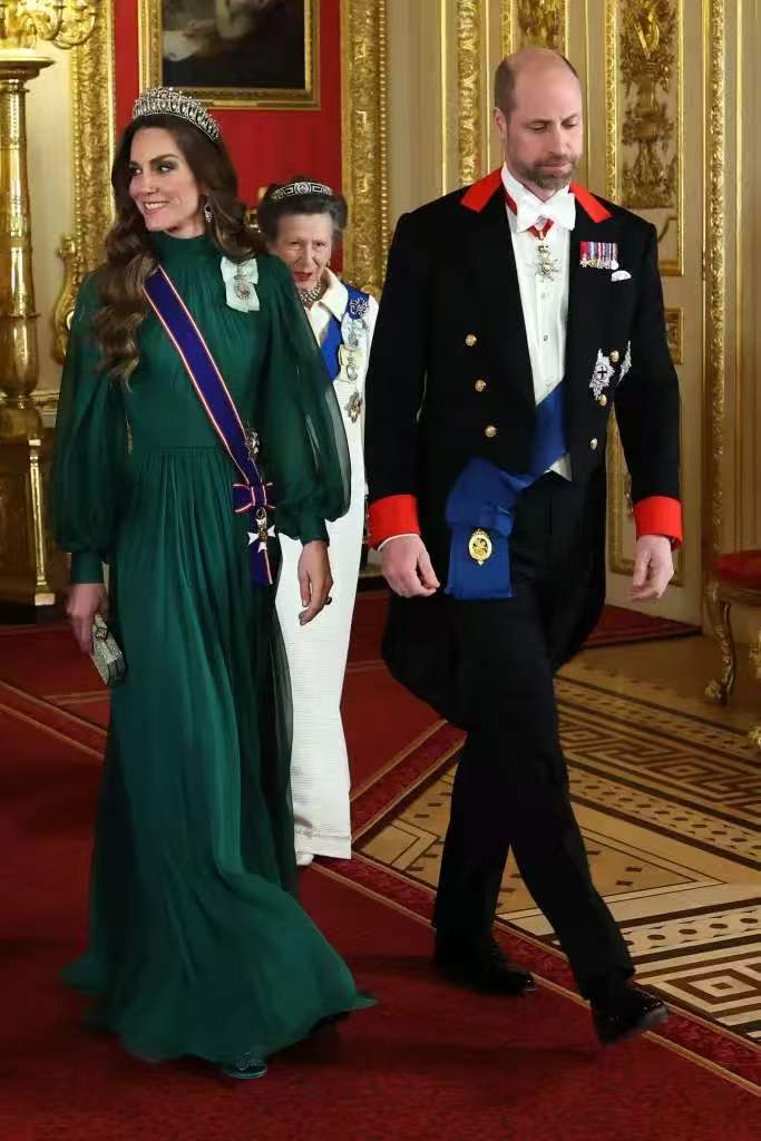 日间欢迎仪式帖下就有网友评“晚间可别又披发戴王冠”，enen……还真是无意外，凯