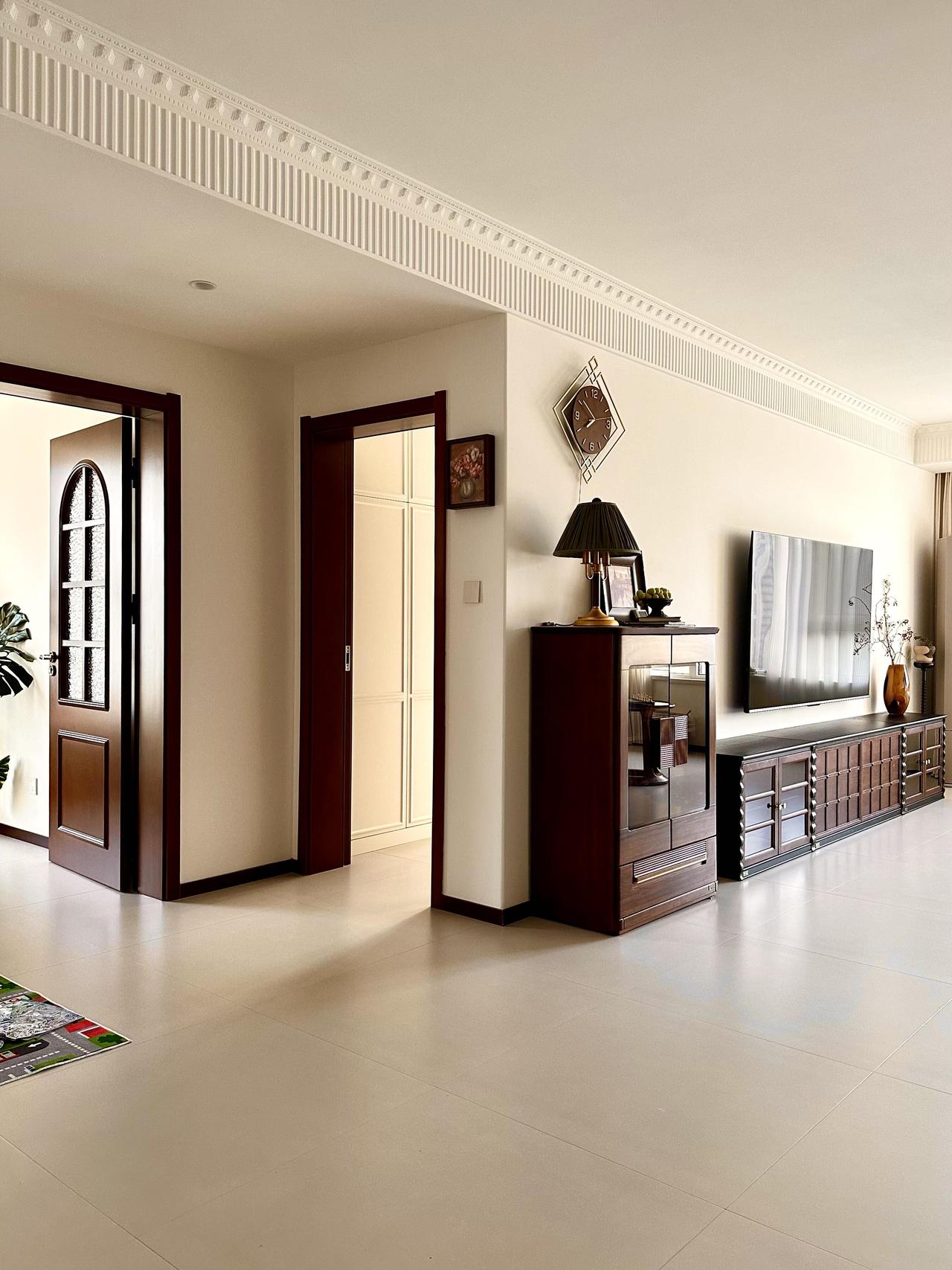 32岁第二套房，坚定选择不过度装修，因为干净才是家最美的底色！青岛一女士晒出了自