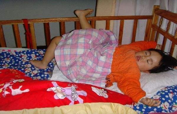 宝宝睡觉蹬被子, 可不仅仅是怕热那么简单, 妈妈要警惕这两点!