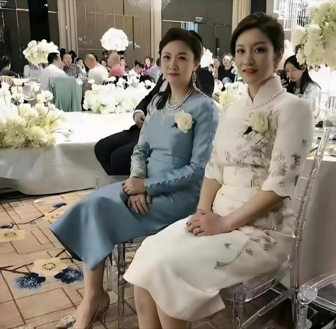 从两个亲家母的装扮气质来看，都不是简单的普通家庭，有点“针尖麦芒”的意思，小两口