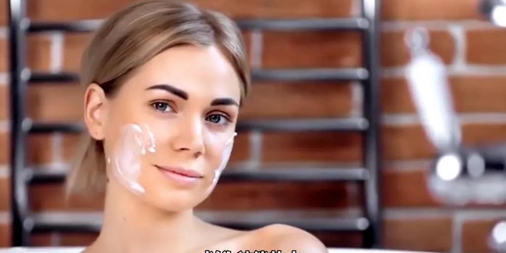 近日，“女子以油养肤导致面部疯狂掉皮”登上热搜，引发大众对“以油养肤”护肤方式的