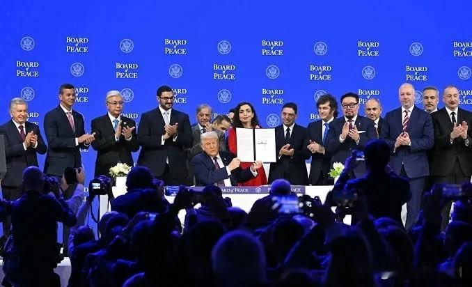 特朗普终于如愿以偿了！达沃斯现场：和平委员会签约。特朗普主持了现场签约的“和