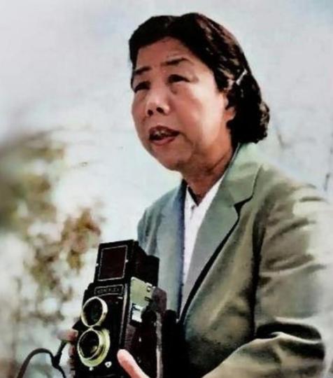 1927年邓颖超在广州产下一子，由于这个孩子生下来体重太大，超过了正常标准，导致