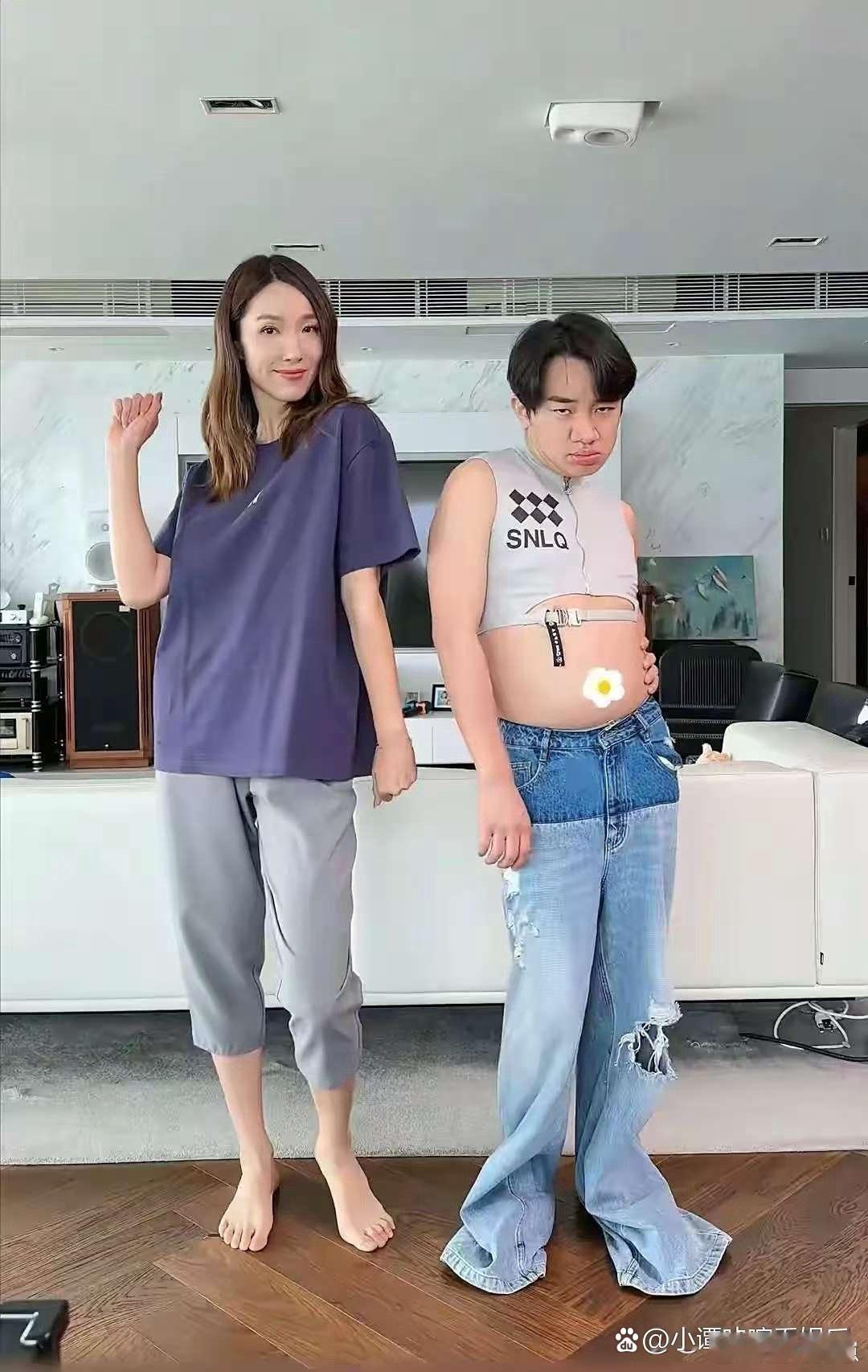 王祖蓝的裤子也太有意思了!穿在他老婆身上直接秒变六分裤,这尺码差异也太明显,画面