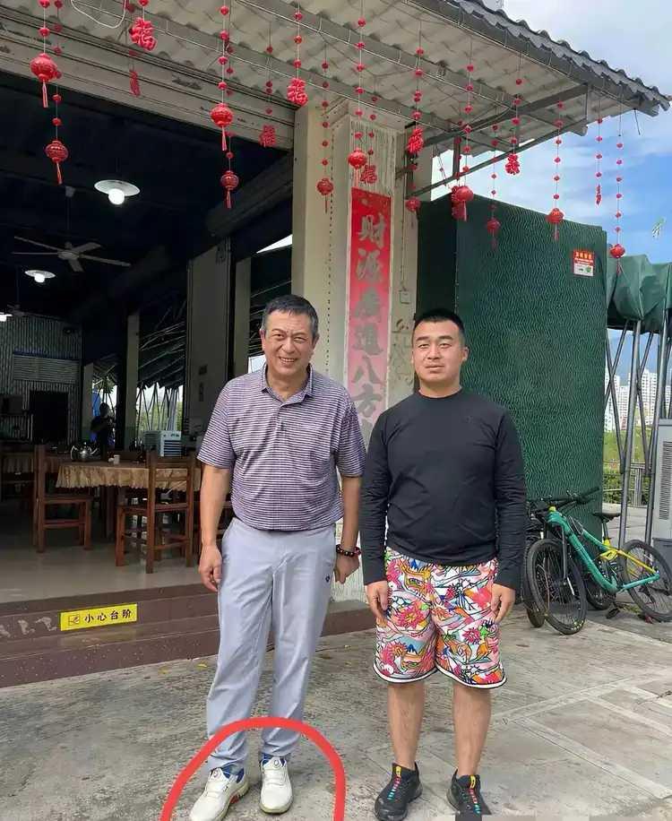 演了几十年就是这么一副哈巴相~