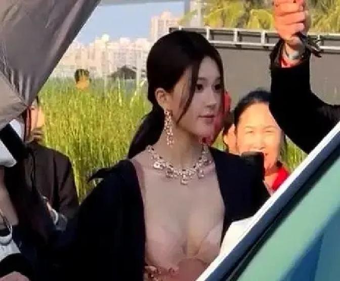 红毯4小时，我脸被灯烤到脱皮这行干久了，红毯不是走红，是渡劫。礼服提