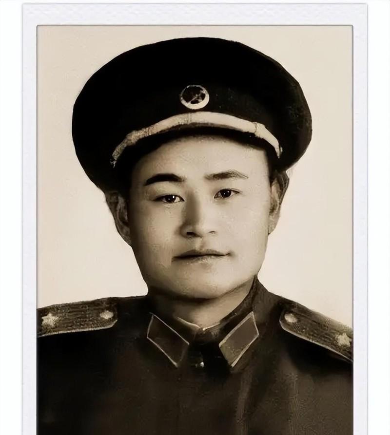 1957年，一位警卫员掏出手枪，对准正在开会的李发少将连续开了三枪，倒在血泊中李