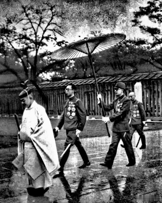 为虎作伥伪满洲国时期，溥仪出访日本，参拜靖国神社，这张照片是近代一段屈辱历史的真