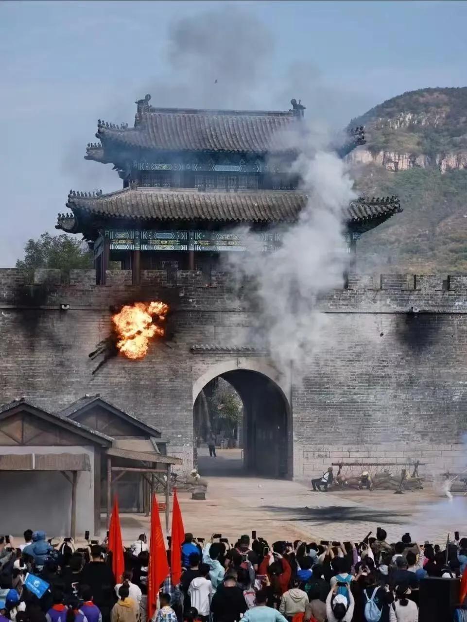 谁想出来的景点，我真的笑疯了，冲进去就是美食城，中午12点打县城，饿得前胸贴后背