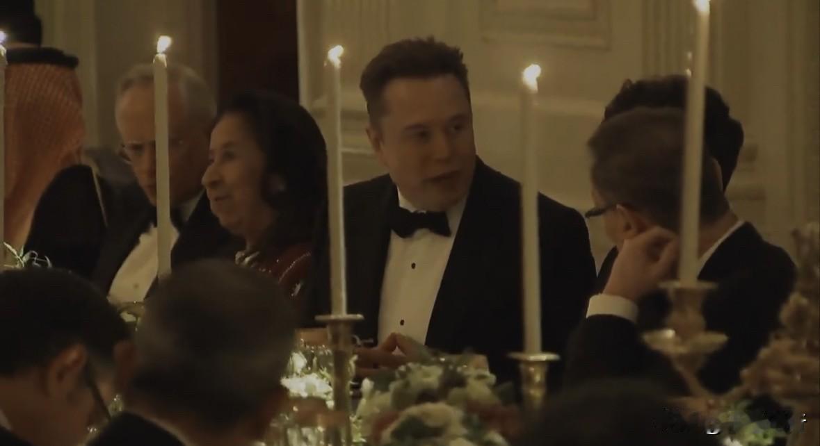 这哪里是白宫招待沙特王储的国宴？这简直就是全球顶级的名利场真人秀。🏛️✨你