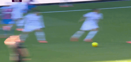 大家有没有发现曼联近三场表现最差的球员，就是约罗！问题就出在两个方面，一是身体