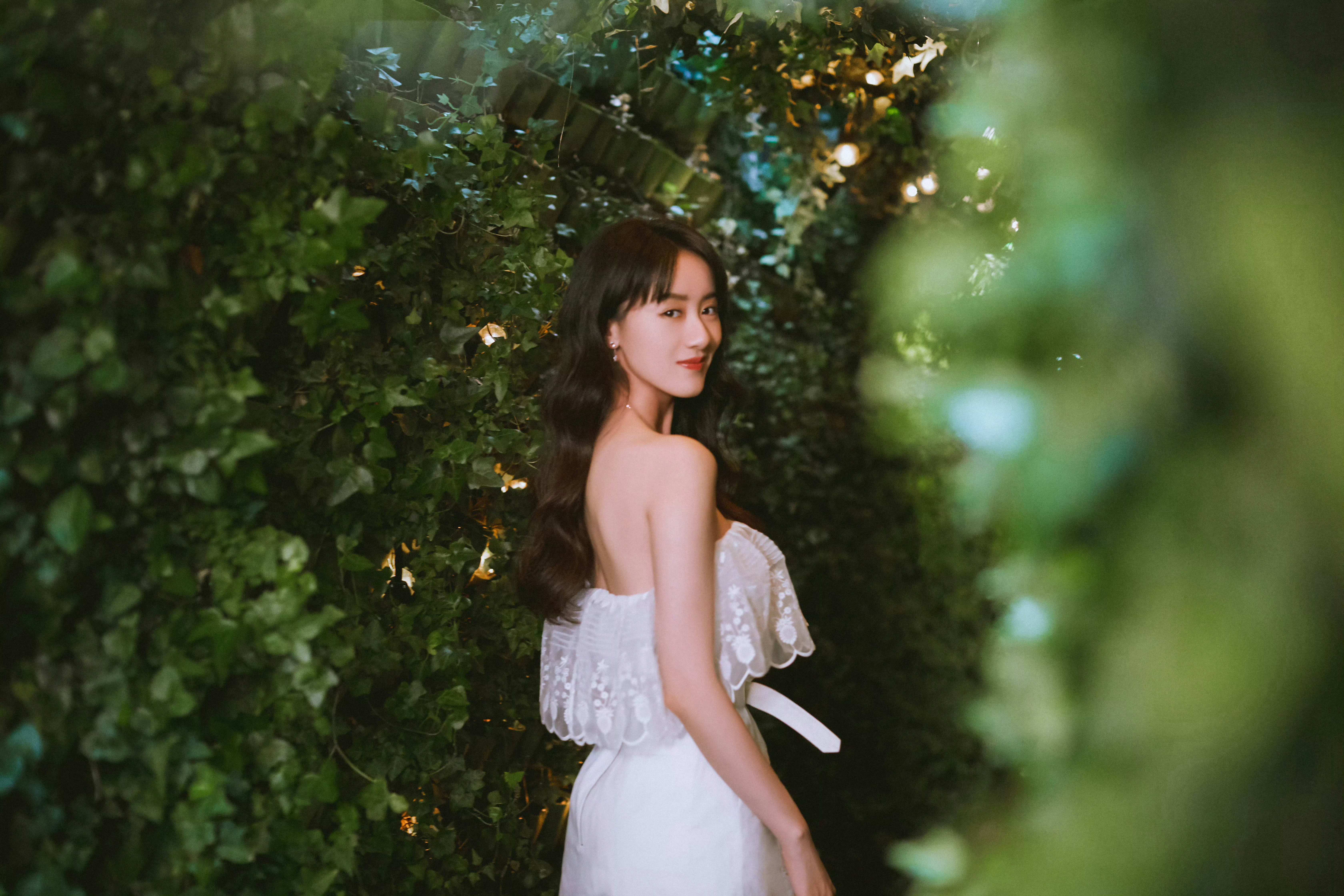 人间至甜袁冰妍云朵里有星星，花朵里有阳光，所以人间才泛着光。