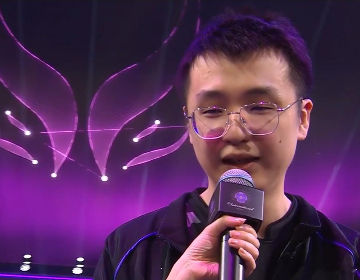 Xinq讲述毛哥小故事，有一次打路人，Xinq使用中单大鱼人把抑郁小子的黑鸟打爆