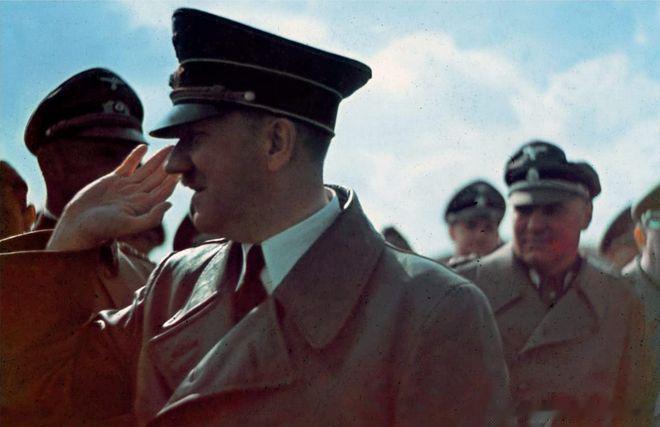 1941年，来到乌克兰机场的希特勒