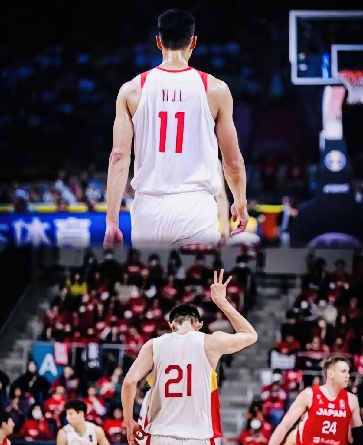 易建联2015年扛着中国队打西班牙，一人硬刚三个NBA内线，投篮像开闸的洪水，没