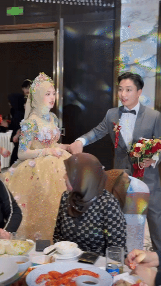 回族新娘长得确实漂亮！她们不光长得漂亮、颜值高，而且穿衣搭配也是与众不同。给