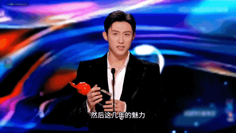 黄景瑜发言把秦岚郭京飞笑醒了黄景瑜这波发言属实是惊喜！尖叫之夜领奖不按常理出牌