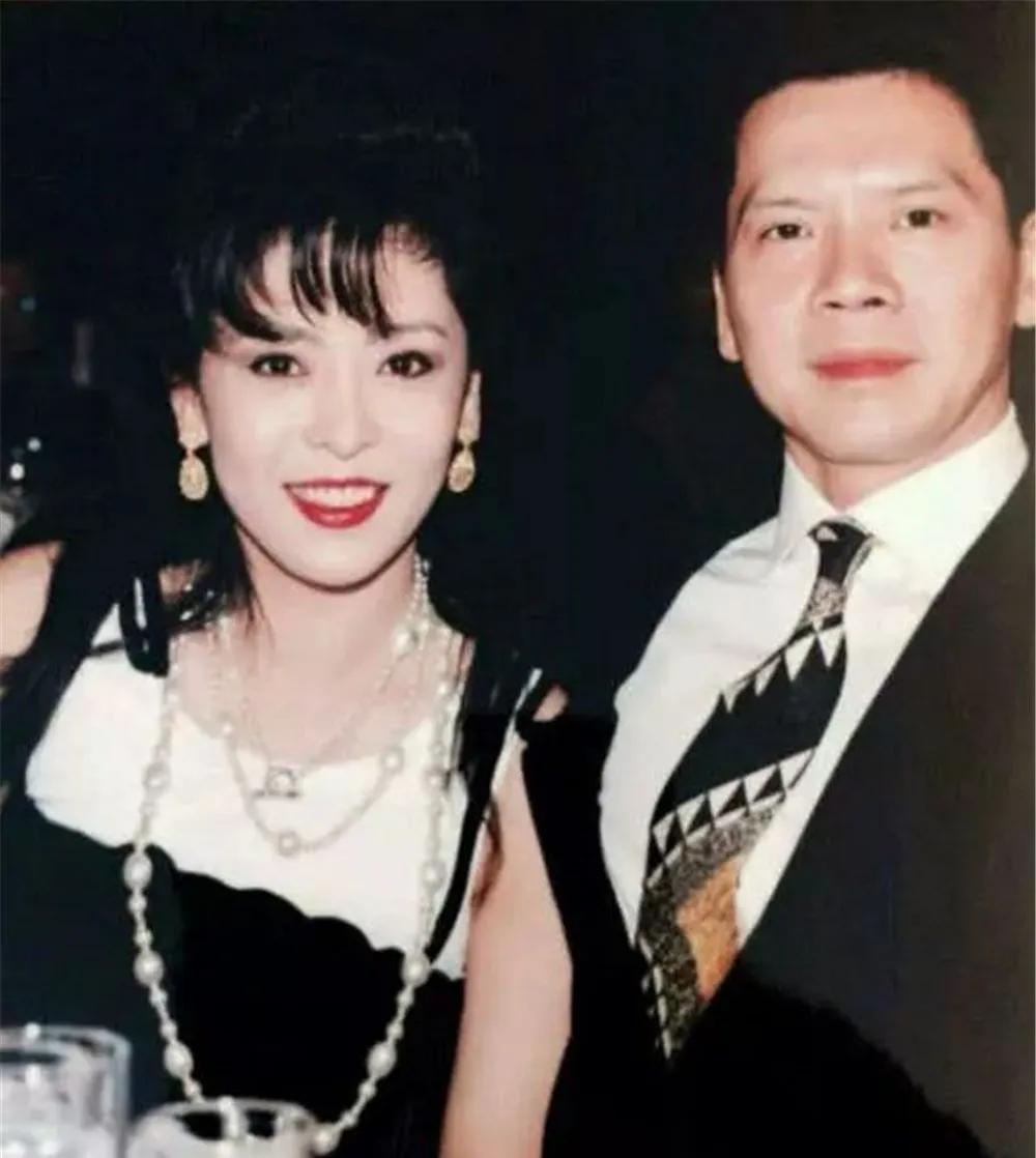 80年代，19岁的向太陈岚过生日，收到了100万的支票，她根本不屑：“这些富二代