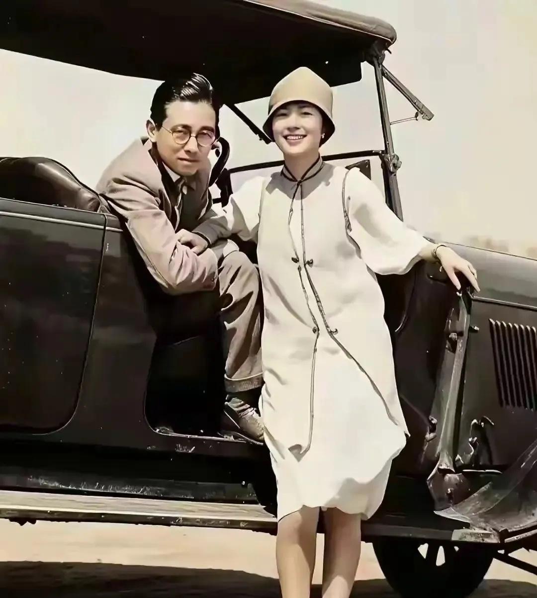 1928年，梁思成与林徽因新婚旅行途中的一张合影，夫妻二人在加拿大办完婚礼之后，