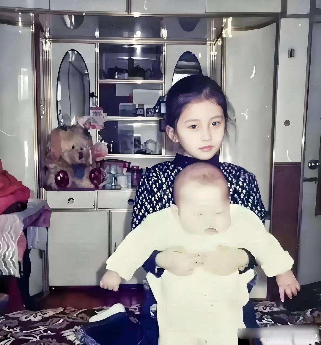 都说女大十八变，姐姐这才叫从小美到大！