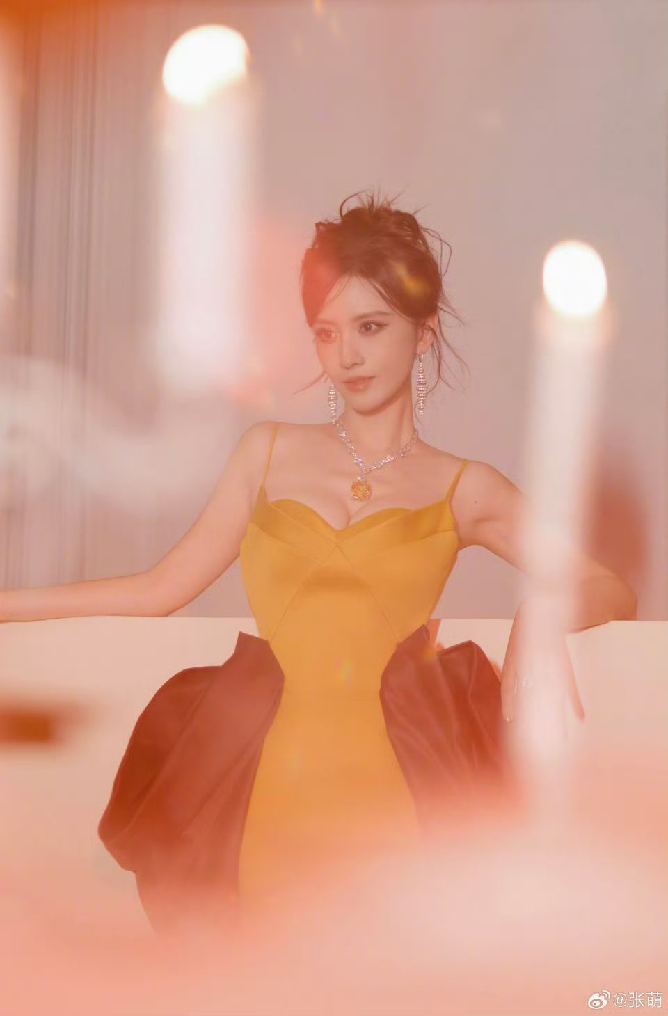 张萌微博之夜出图这次是黄玫瑰💛微博之夜一会见～