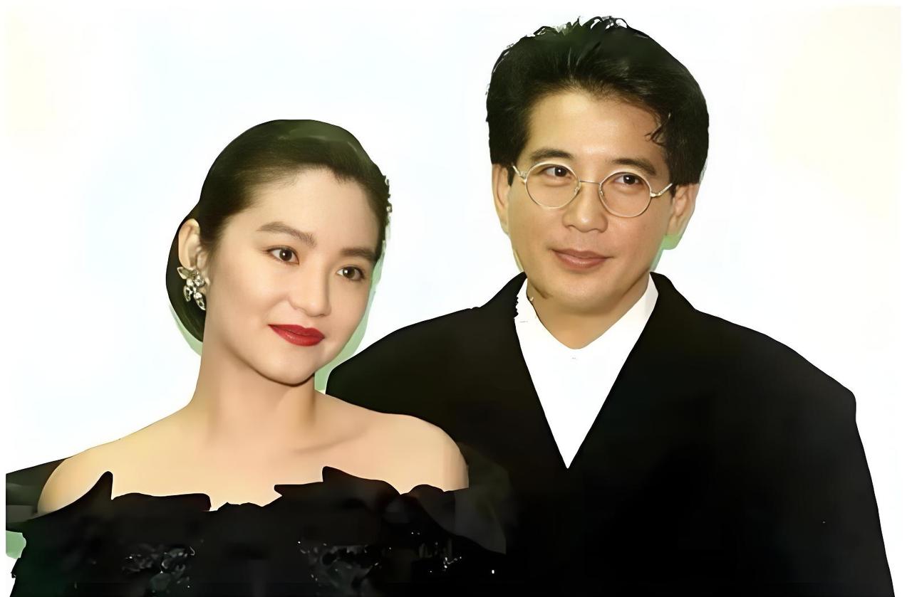 等了你20年，你却问她“机票谁出”？80岁的秦汉近照曝光，头发胡子全白了，却