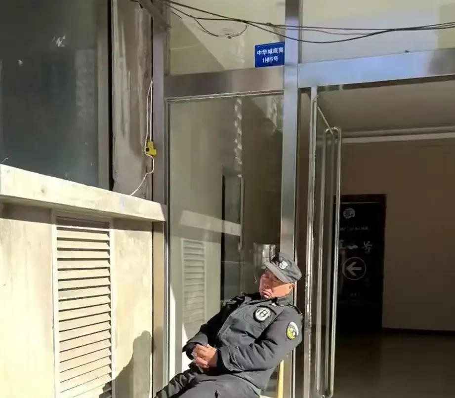 十六分钟，值多少钱？广东清远，法院判了，两万六。一个六十岁的老保安，成守德