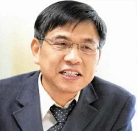 中医不灭，天理难容？”2006年，中南大学的教授张功耀发起万人签名，要求取消中医