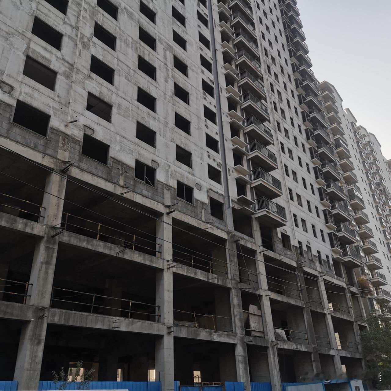 贷款卖房开始出现了！到底是什么造就这一原因？对此我认为：现在的情况就是，房屋