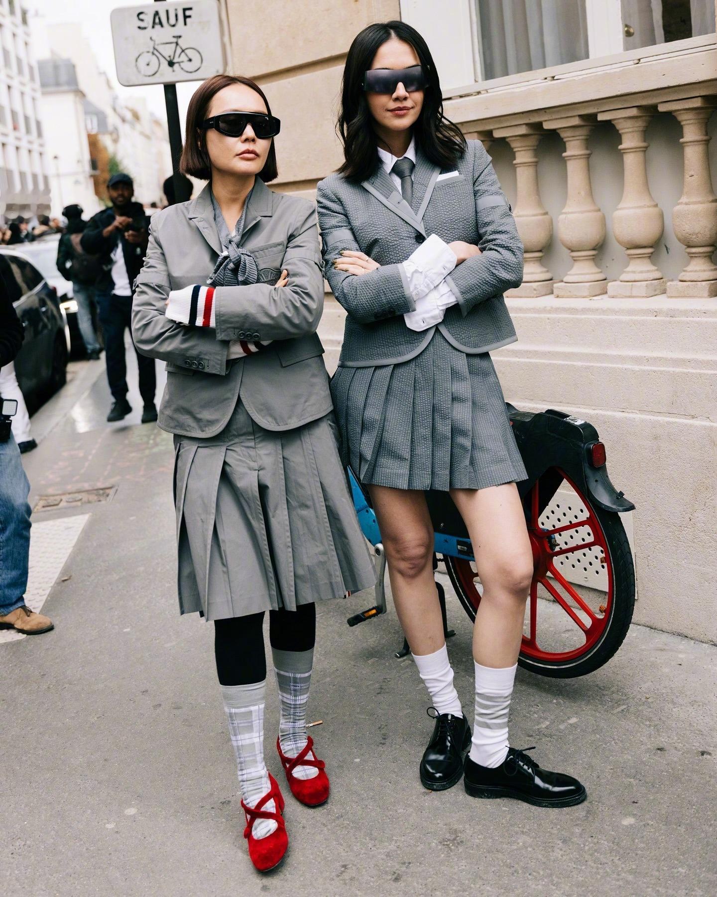 时装周——THOMBROWNE2026春夏系列发布秀秀场外街拍！安娜一身