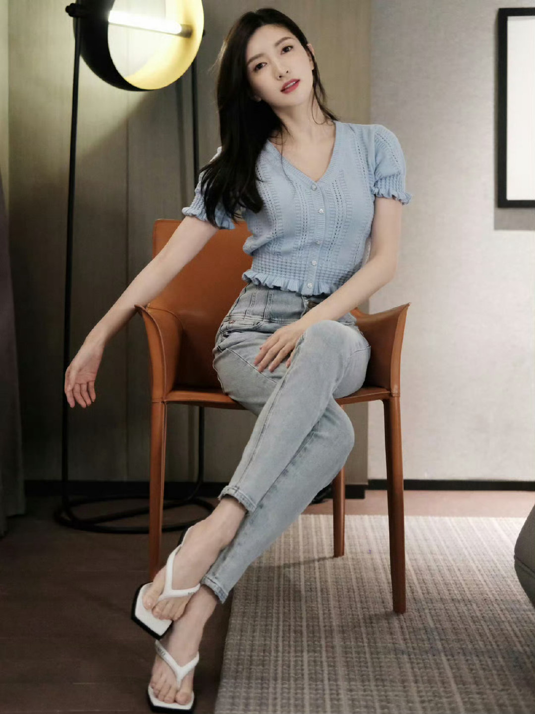 江疏影牛仔裤人字拖，居家人妻感拉满了…[爱心]​